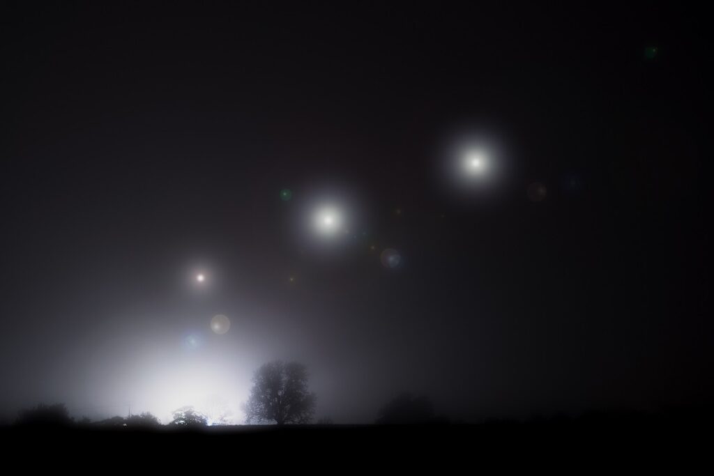 ovni lumières dans le ciel